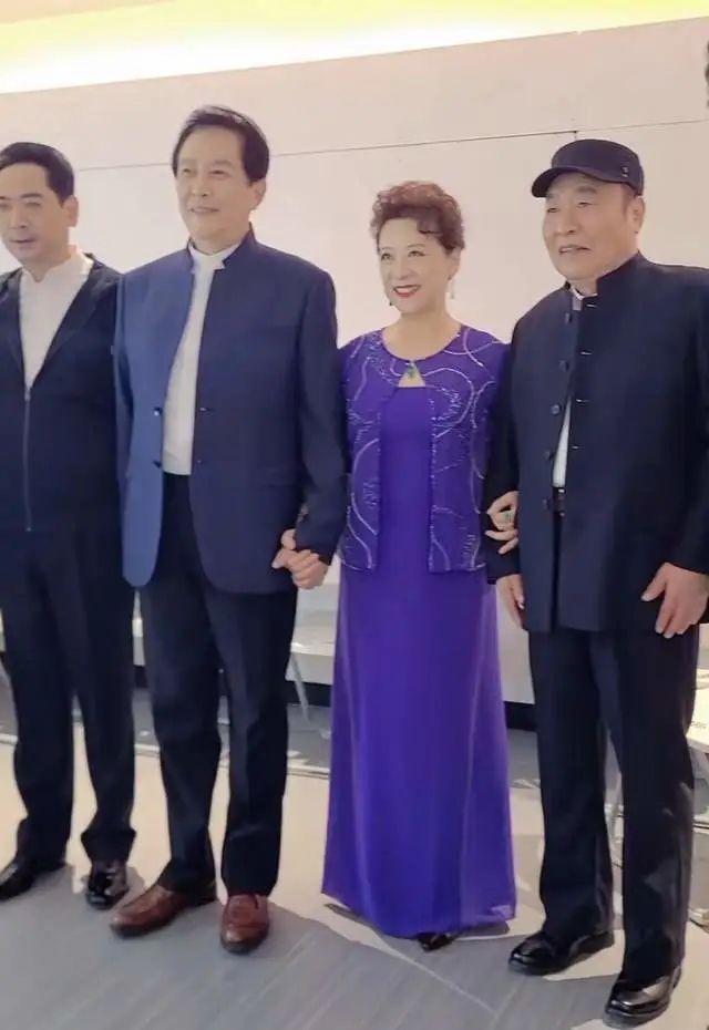唐国强与73岁的王福利合影。女方气质优雅,林永健现身