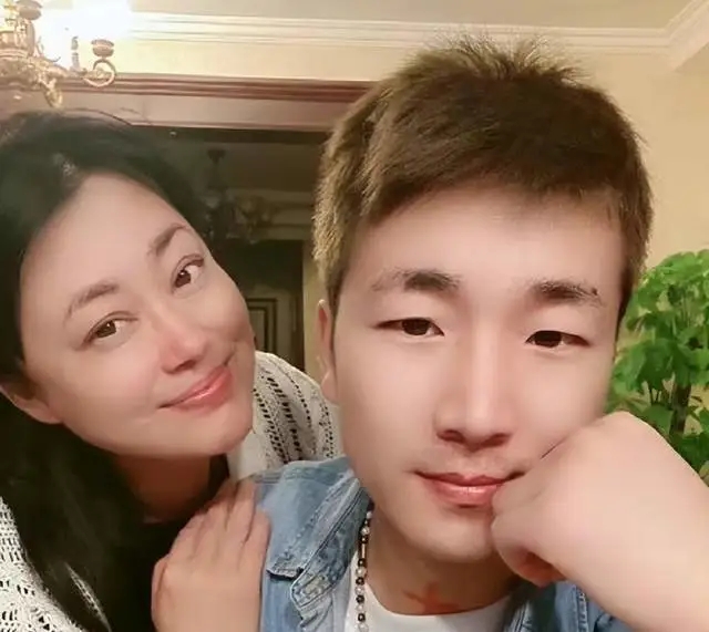第一次婚姻出轨,第二次婚姻第三次婚姻,小鲜肉丑闻持续被粉丝追捧。李晶晶是无辜的吗?